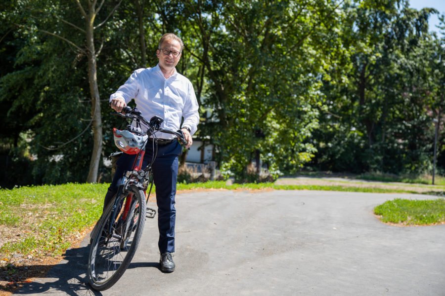 Reiner Breuer am neuen Radweg in Grimlinghausen